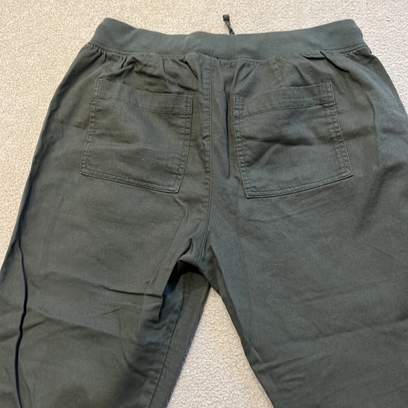 High Rise Pleated Cargo Pants - Picture 6 of 8
